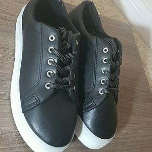 Rouge Helium Black Size 10 Sneaker
